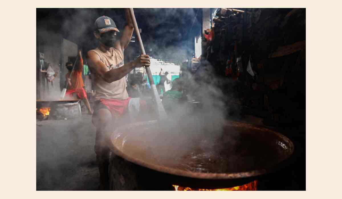 Foto: Mengaduk Adonan Dodol Betawi/KOMPAS.com