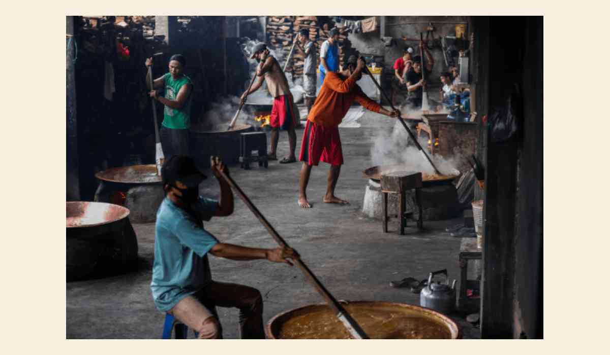 Foto: Mengaduk Adonan Dodok Betawi/KOMPAS.com