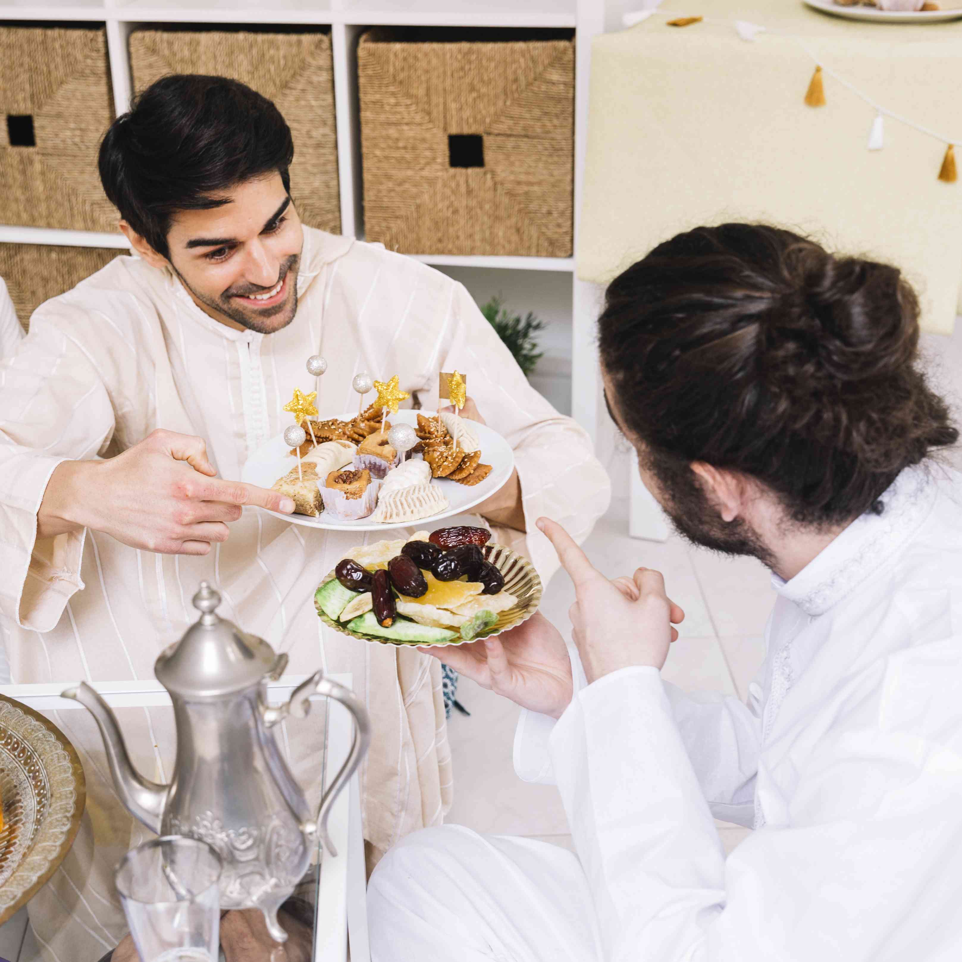 Tradisi Menjamu Tamu dengan Kue Lebaran : Dokumen Foto Via Freepik.com