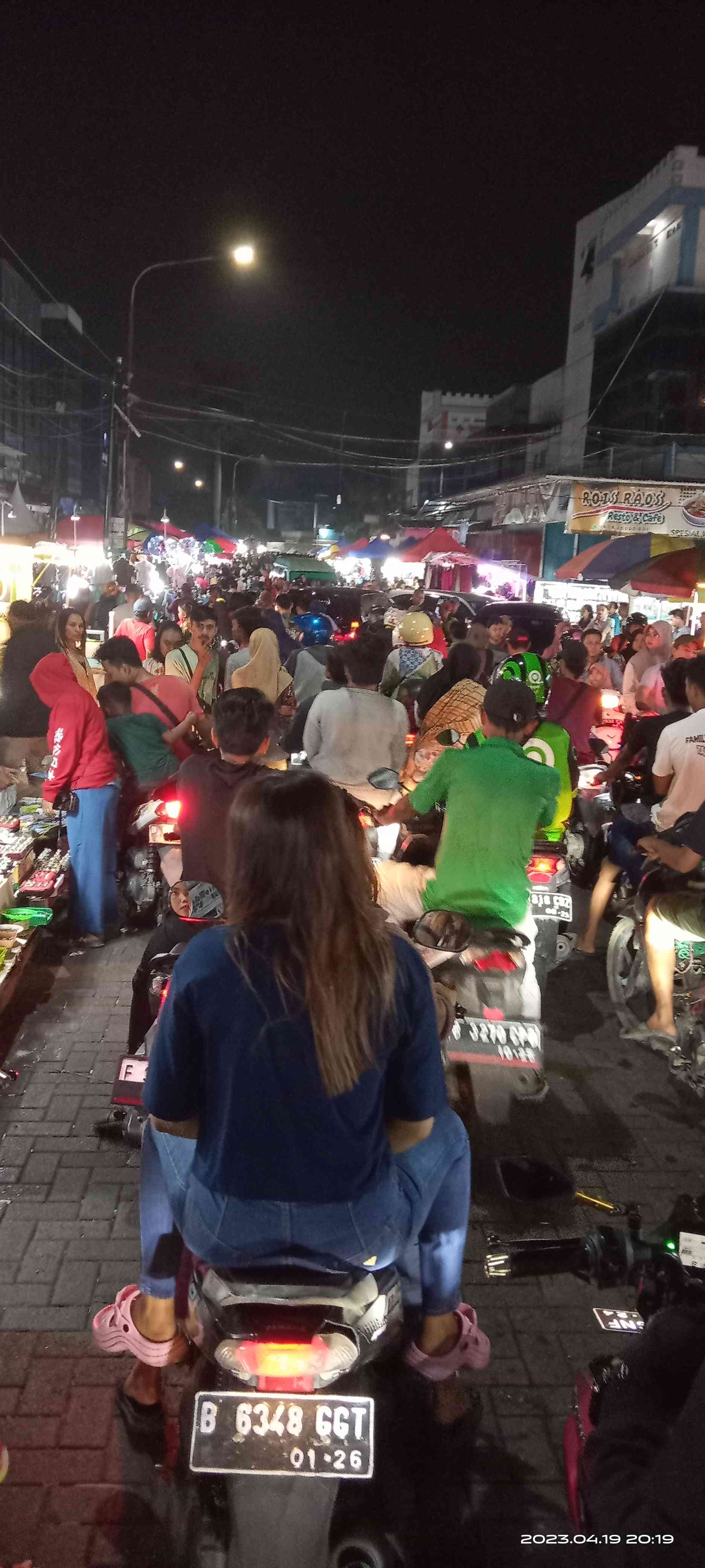 Sumber: dokumentasi pribadi. Suasana beli perlengkapan untuk lebaran dan mudik.