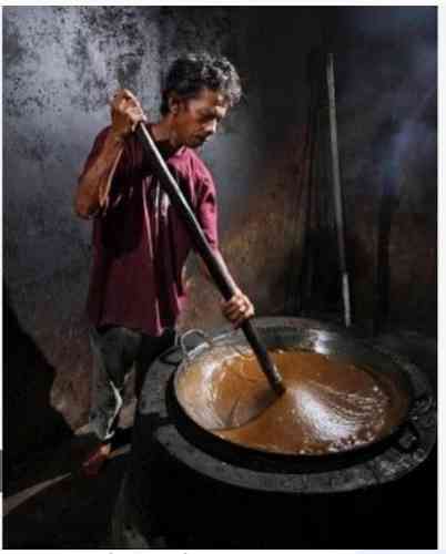 Proses Memasak Galamai/Foto: Tangkapan layar akun facebook Minang Daily