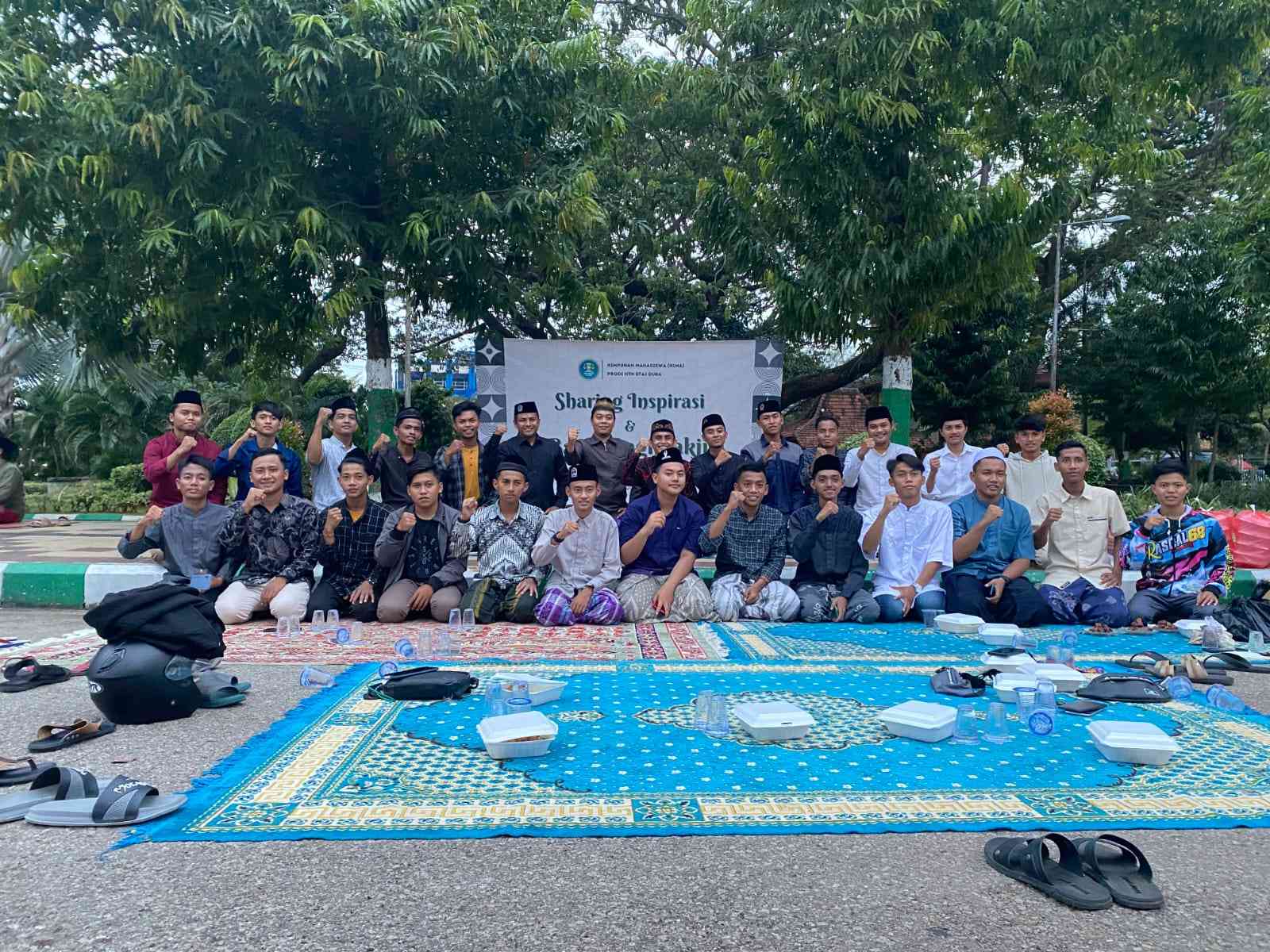 Foto bersama Kaprodi dan HIMA Prodi HTN STAI DUBA. Doc. Pribadi.