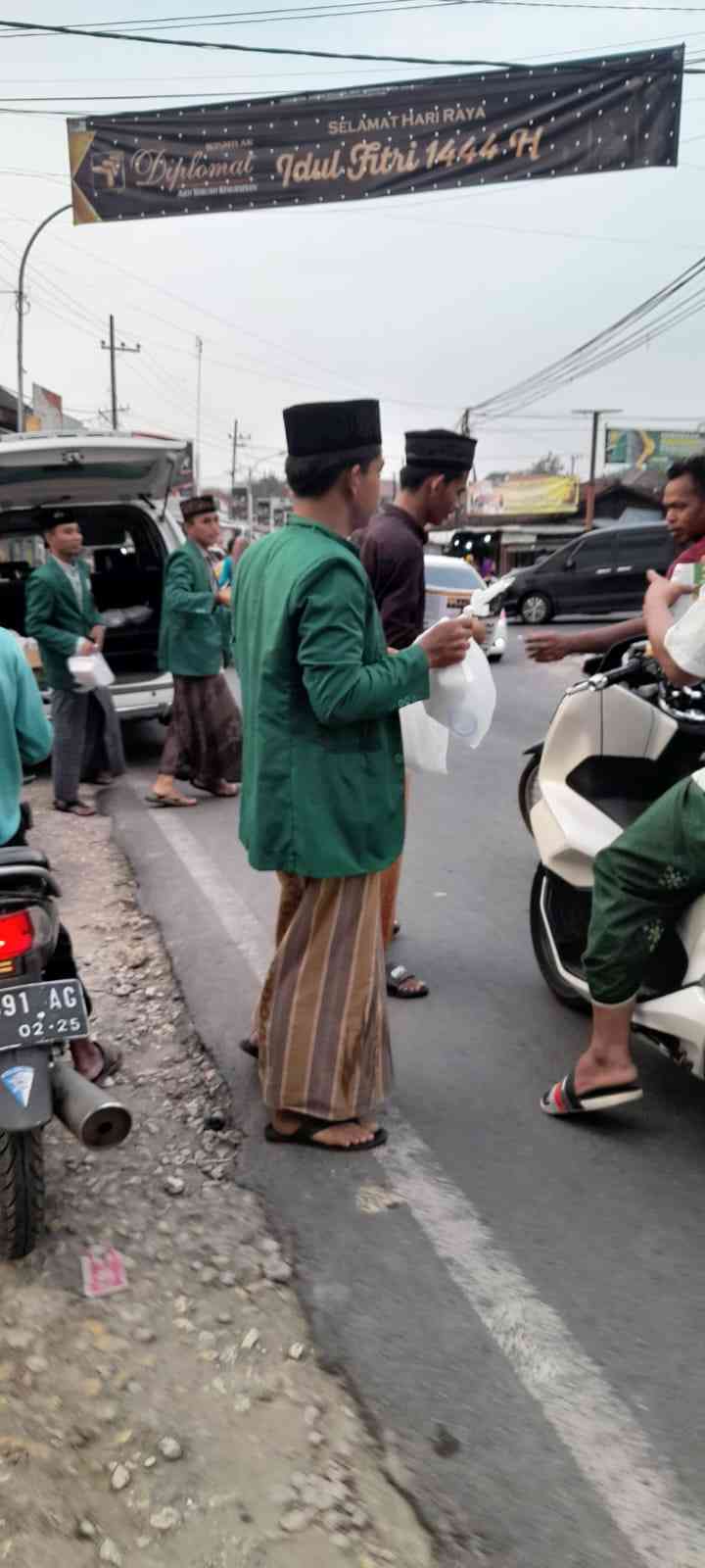 Anggota HIMA Prodi HTN STAI DUBA saat bagi-bagi takjil gratis di Monumen Arek Lancor, Pamekasan. Doc. Pribadi.