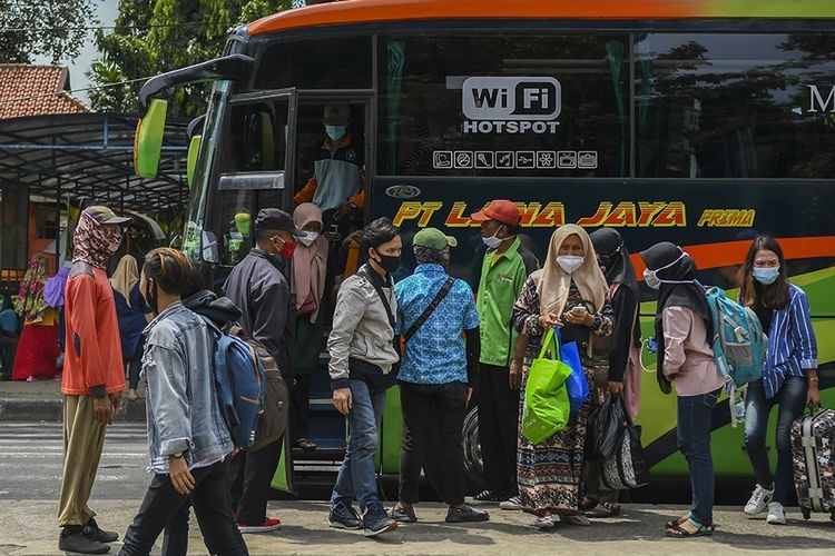 Ilustrasi mudik menggunakan bus. Sumber: Antara Foto/Galih Pradipta via kompas.com