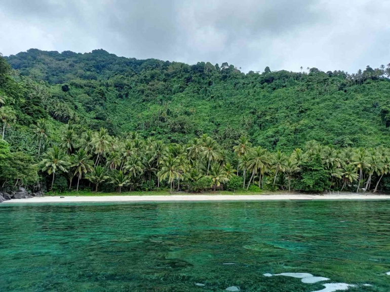 Pantai Pasir Putih Mesa Pulau Teon Kabupaten Maluku Tengah Provinsi Maluku (Dokumentasi pribadi)