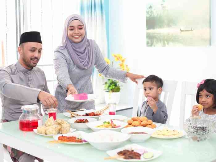 Segenap keluarga menyantap hidangan lebaran. (Foto: Getty Images/iStockphoto/tongpatong)