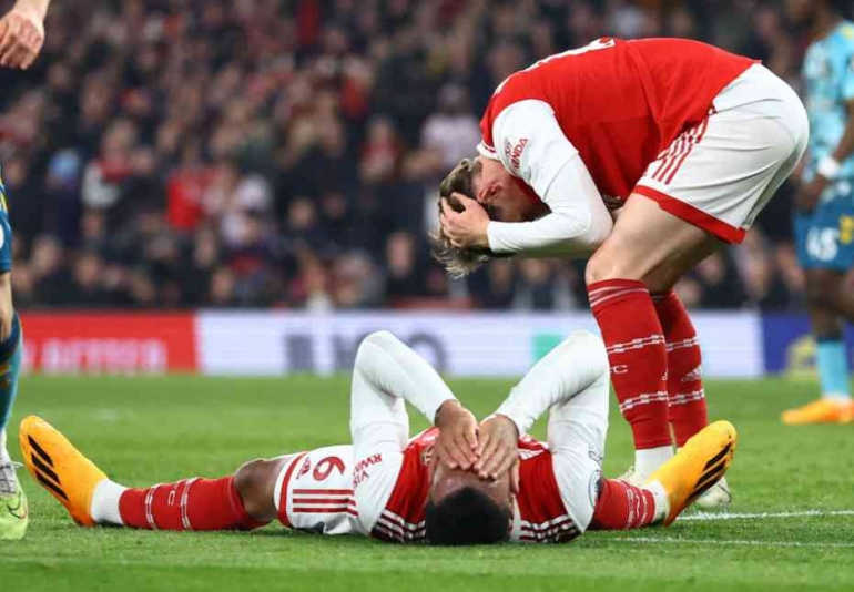 Reaksi Gabriel Mgalhaes dan Martin Odegaard usai Arsenal ditahan imbang 3-3 oleh Southampton. Sumber: REUTERS/Hannah Mckay