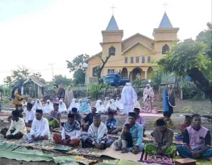 Umat mesjid Jami Namira Leuwayan sedang melaksanakan sholad Ied di halaman Mesjid Jami Namira Leuwayan. Sumber: Facebook Benny Benediktuz