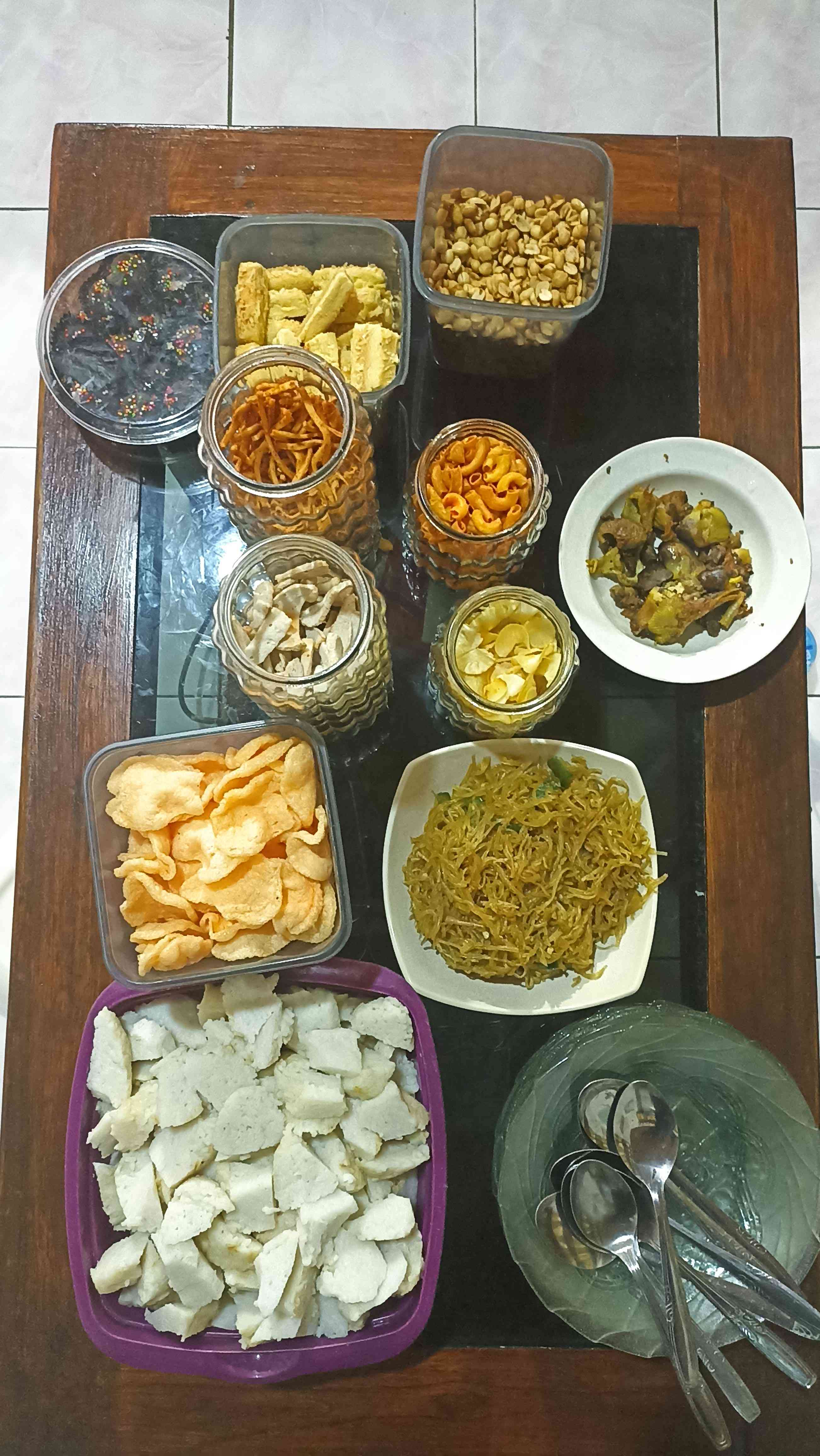 Aneka makanan di Hari Raya (foto: Suryan) 