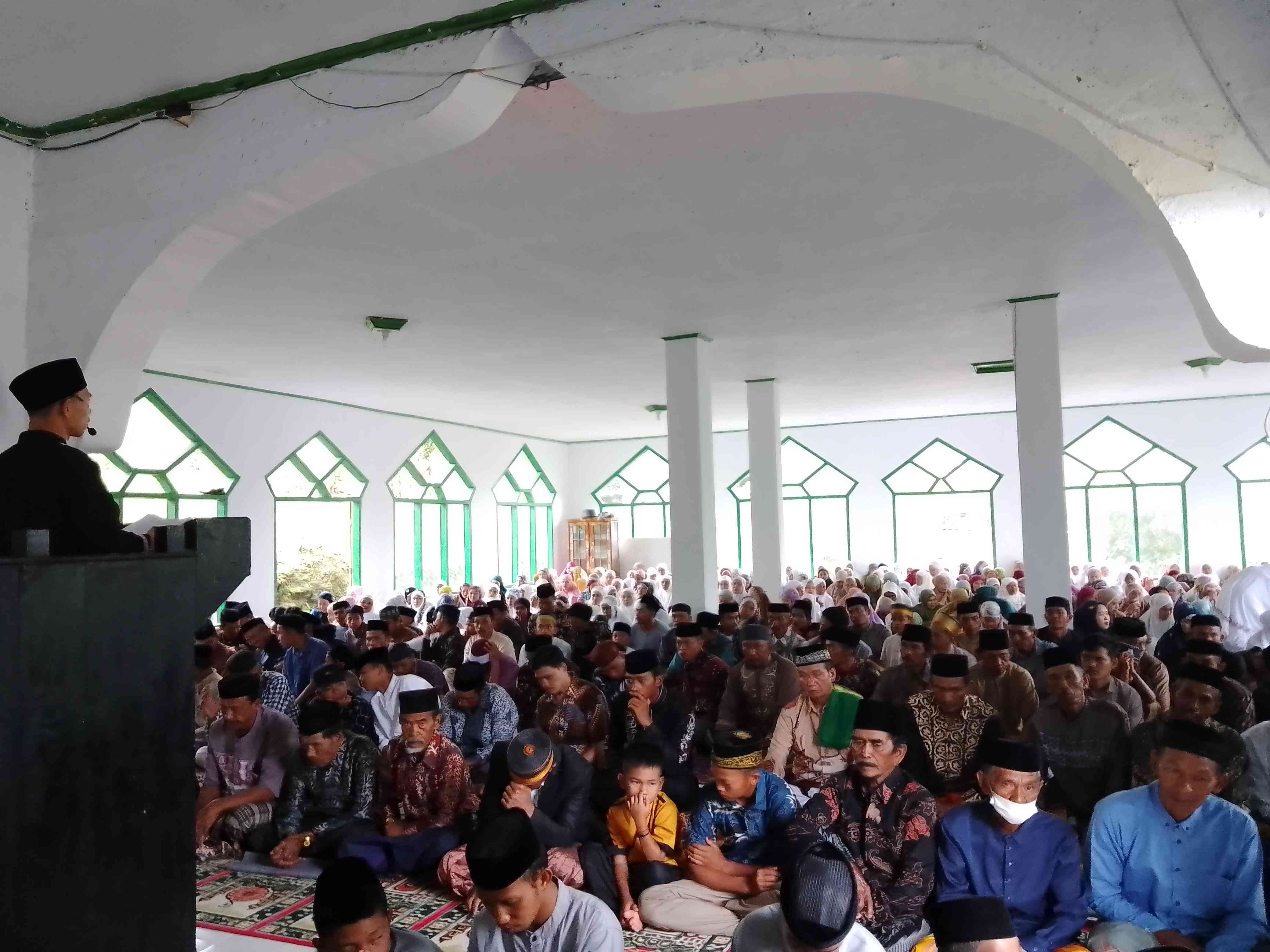 Pelaksanaan Shalat Idul Fitri 1 Syawal 1444 H di Masjid Nurul Yaqin, Tone, Desa Batu Putih. Sumber ilustrasi: Pribadi