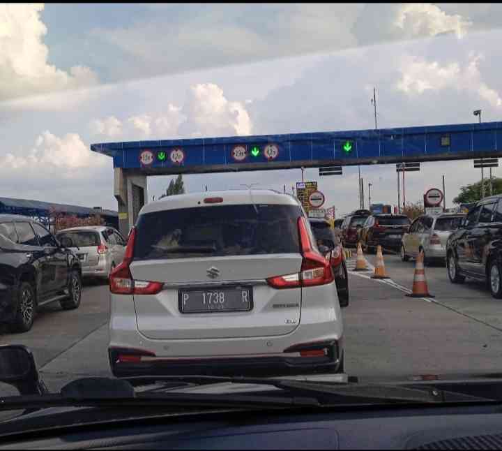 Pintu TOL Surabaya-Madiun. Lumayan padat, sabtu siang,( 22/5) pukul 13.47 wib (dokpri)