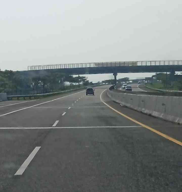 Sabtu pagi (22/5/2023), pukul 07.53 wib. Jalan tol Madiun-Surabaya masih lengang (dokpri) 