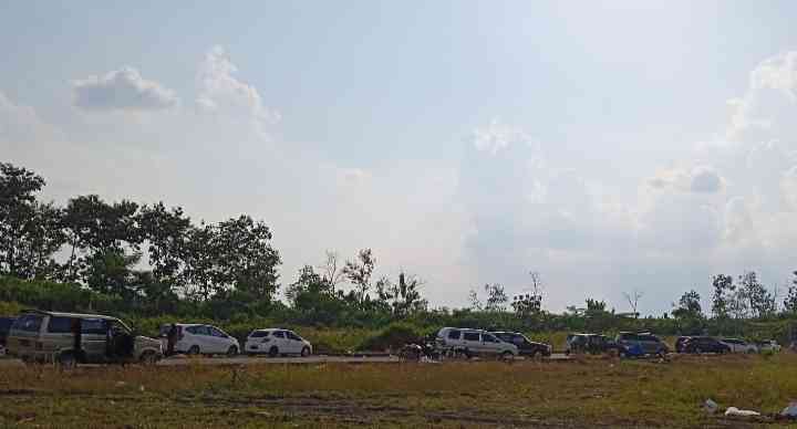 Rest area dipadati mobil, sampai ada yang parkir di lahan kosong yang biasanya tidak terpakai (dokpri) 