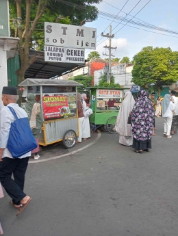 Pedagang makanan di sekitar masjid, dokumentasi pribadi 