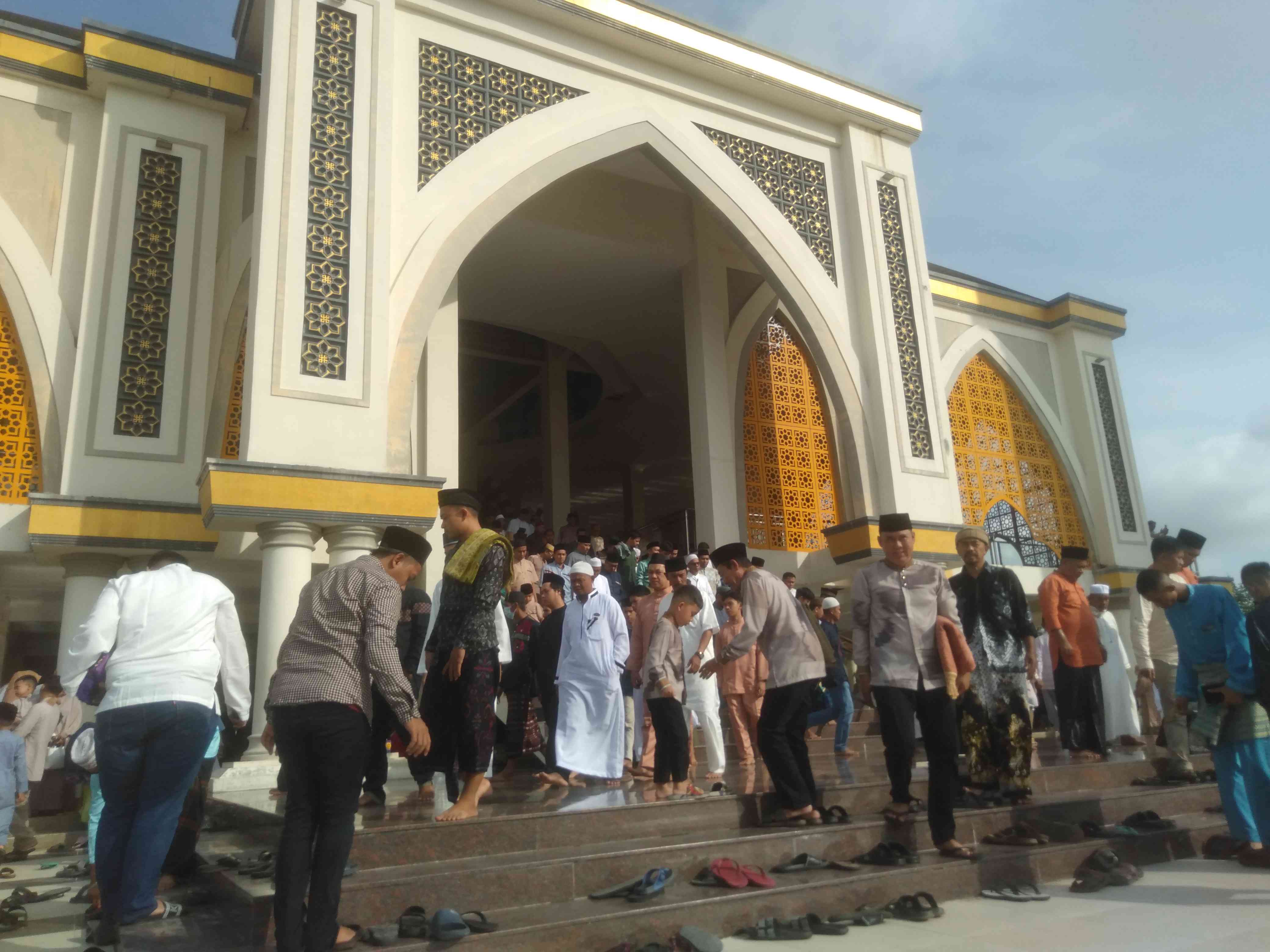 Poto: suasana IdulFitri di Masjid Baiturrahman Tanjungbalai Karimun setelah sholat IdulFitri . Dokpri