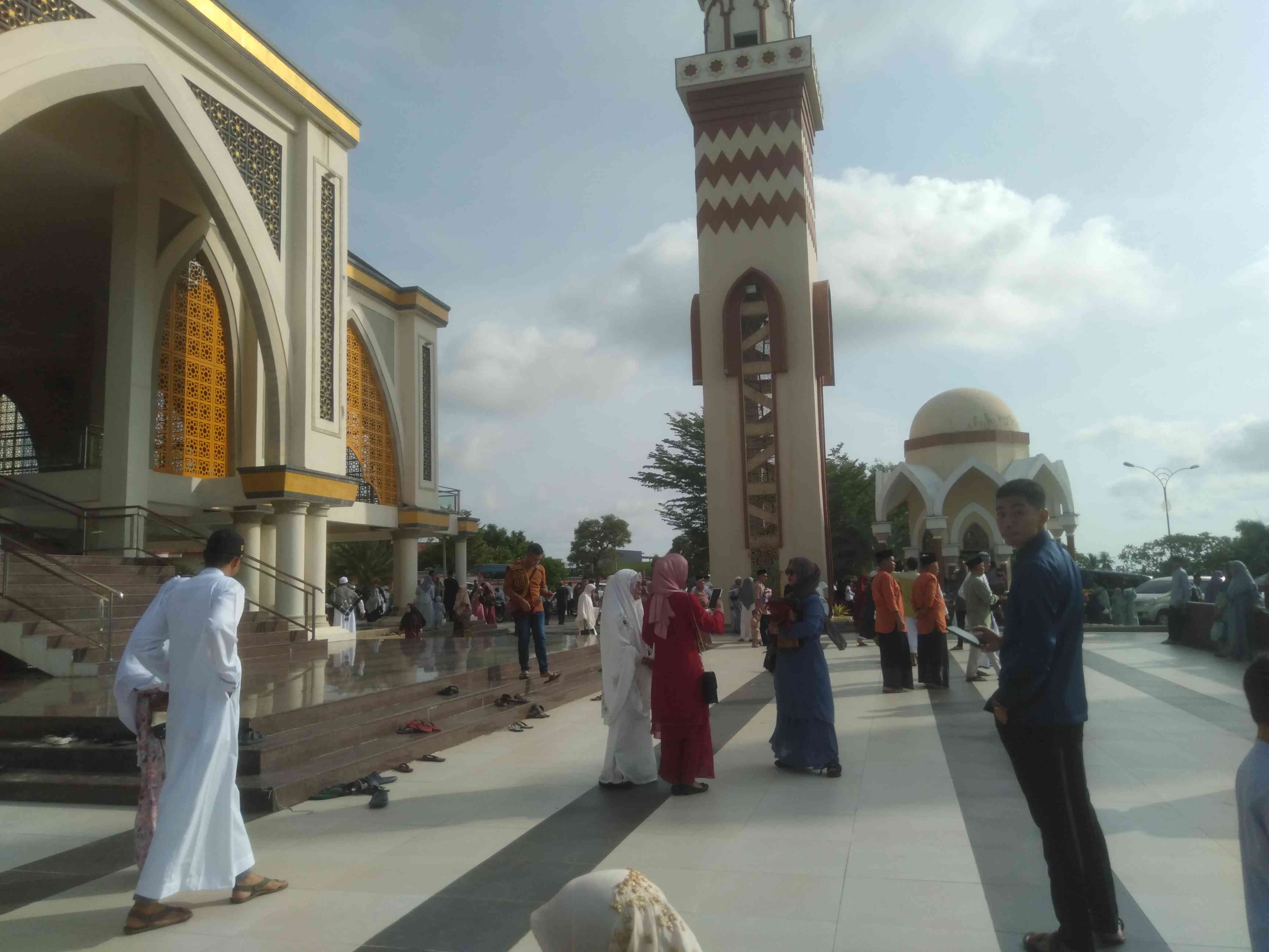 Poto masjid Baiturrahman dengan latar menara menjulang tinggi. Dokpri