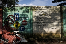 Tulisan bernada kritik terhadap kebebasan berbicara tertulis di tembok lahan di Cipondoh, Kota Tangerang, Banten. Sumber: Kompas/HERU SRI KUMORO