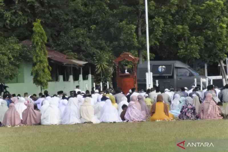 Shalat Ied, Idul Fitri 1444 H. Khatib mengajak umat muslim di kota Kupang untuk membantu warga miskin (dok foto:  kupang.Antaranews.com)