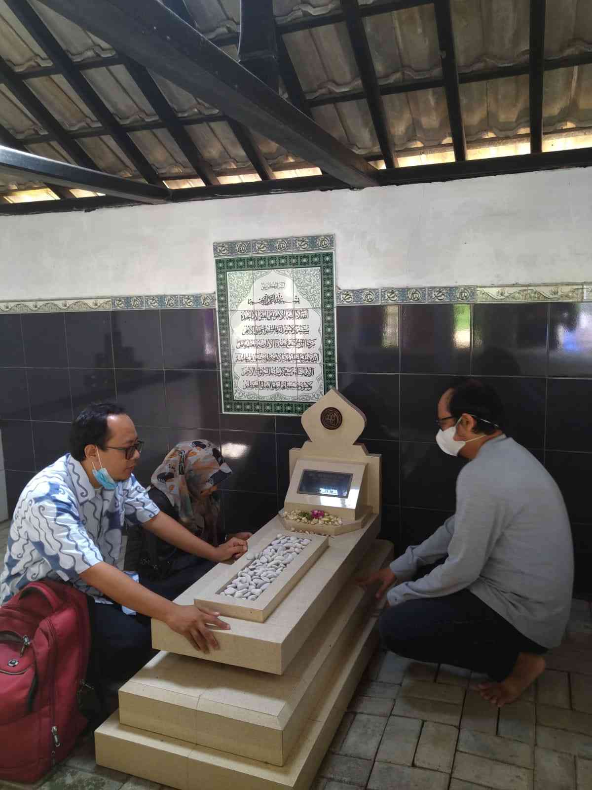 Ziarah kubur saat lebaran, tradisi khas Indonesia. Foto: dokumentasi pribadi penulis.