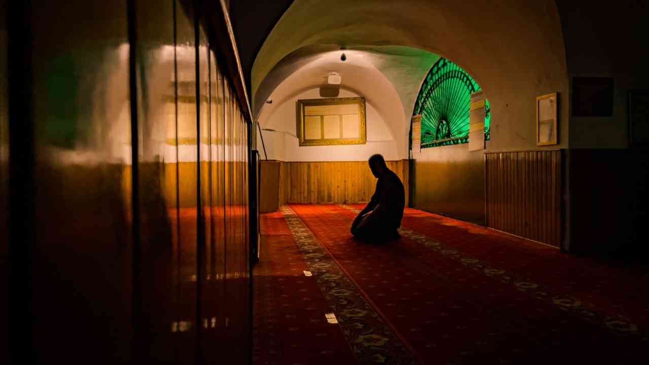 I'tikaf di masjid selama Ramadhan. Sumber foto: stock foto Canva 