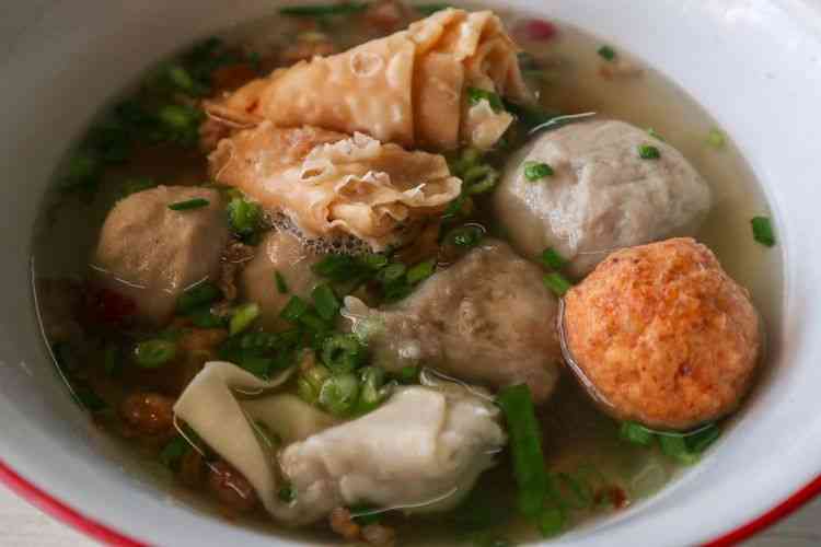 Semangkuk sajian Bakso President Malang, bakso, tahu, gorengan, dan siomay. (SHUTTERSTOCK/RANDY IMANUEL) 