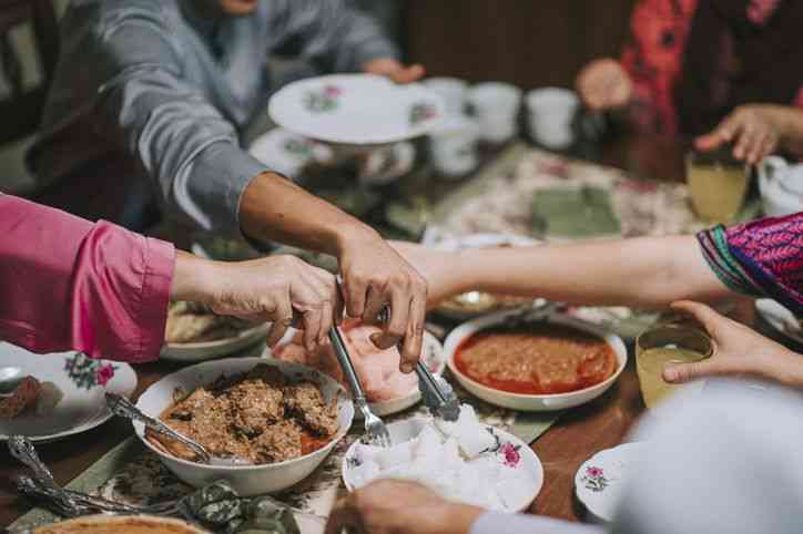 Ilustrasi makan berlebih saat lebaran (foto: detikfood.com)