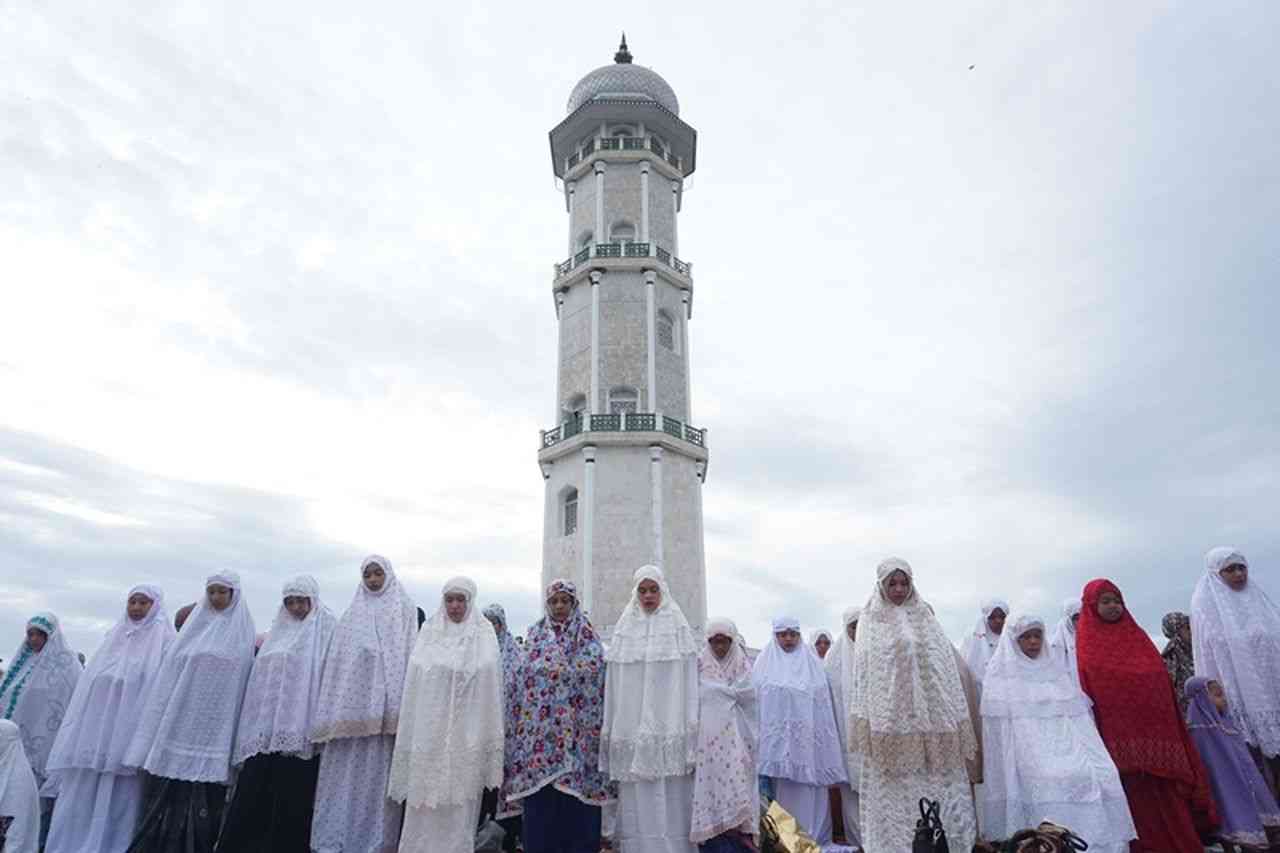 Ilustrasi memaknai kesucian di hari yang fitrah dengan berani menolak hal yang akan menodai iman dan kesucian diri. (KOMPAS/ZULKARNAINI)