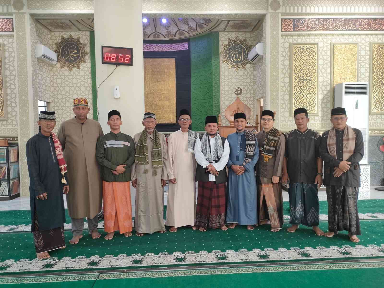 Foto bersama dengan Tgk Syarkawi Lc Khatib Idul Fitri Masjid Babul Maghfirah Gampong Tanjung Selamat, Darussalam, Kabupaten Aceh Besar, 22/0