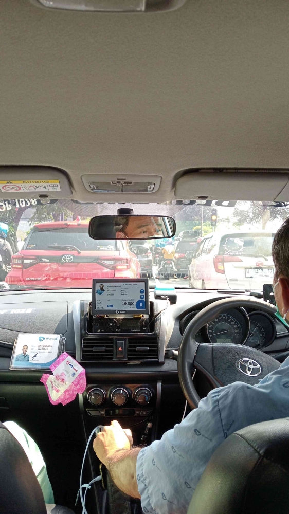 Kepadatan di jalan saat mudik ke Surabaya dari Sidoarjo by taksi. Dokpri 