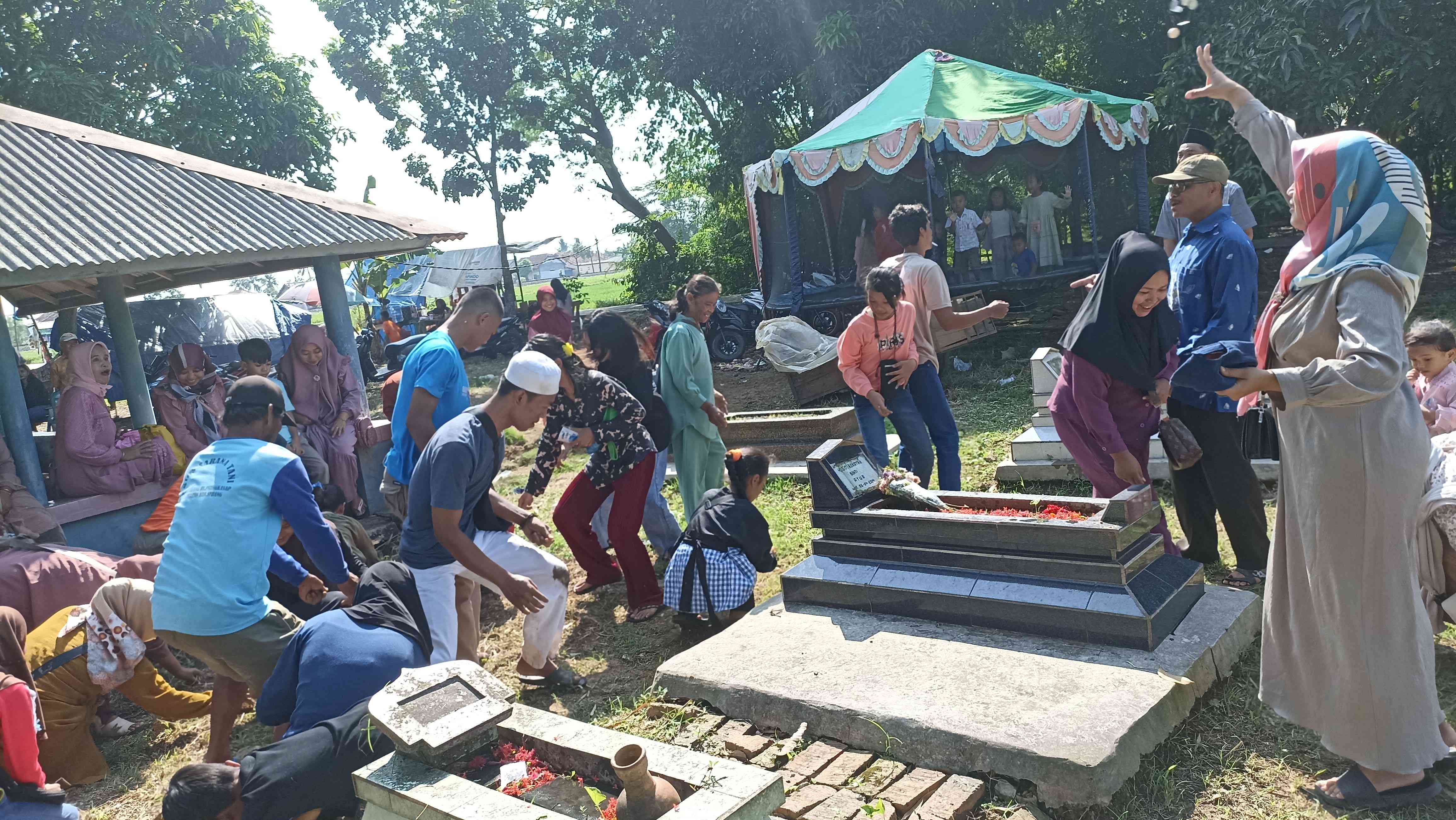 Tabur duit recehan di TPU (foto: Suryan) 