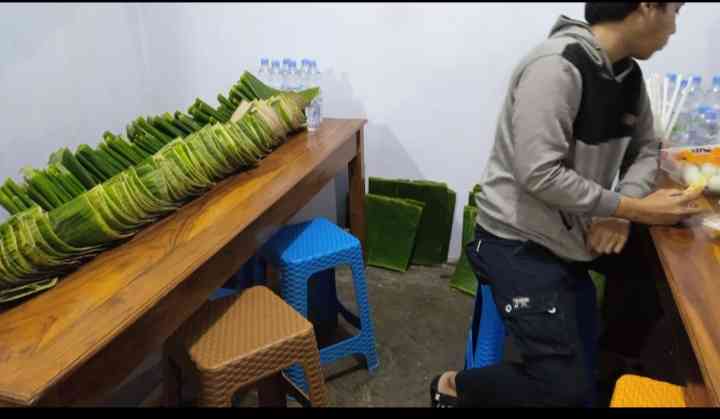 Tumpukan pincuk daun untuk tempat menyajikan nasi pecel(dokpri) 