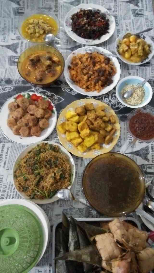 Aneka pilihan makanan di Hari Raya Idul Fitri (Sumber: Dokumen pribadi)