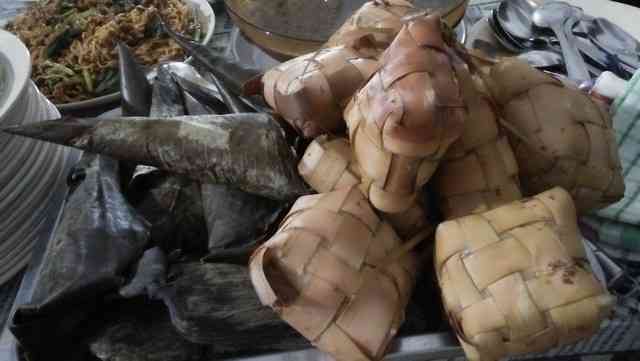 Ketupat dan lontong (Sumber: Dokumen pribadi)