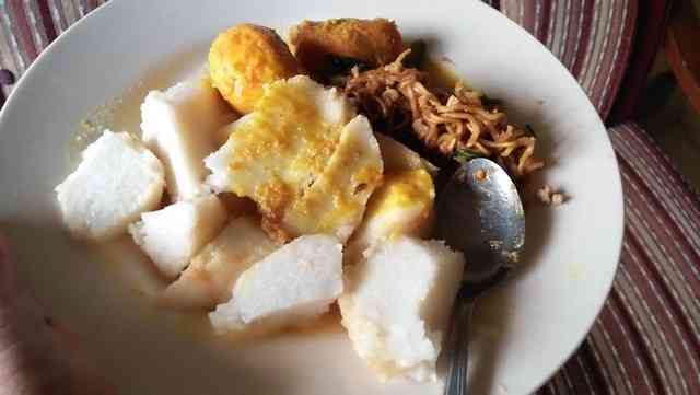 Seporsi ketupat opor ayam (Sumber: Dokumen pribadi)