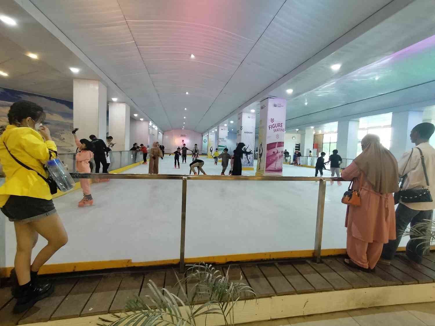 Pada main ice skating. | Foto Dokumentasi Pribadi.