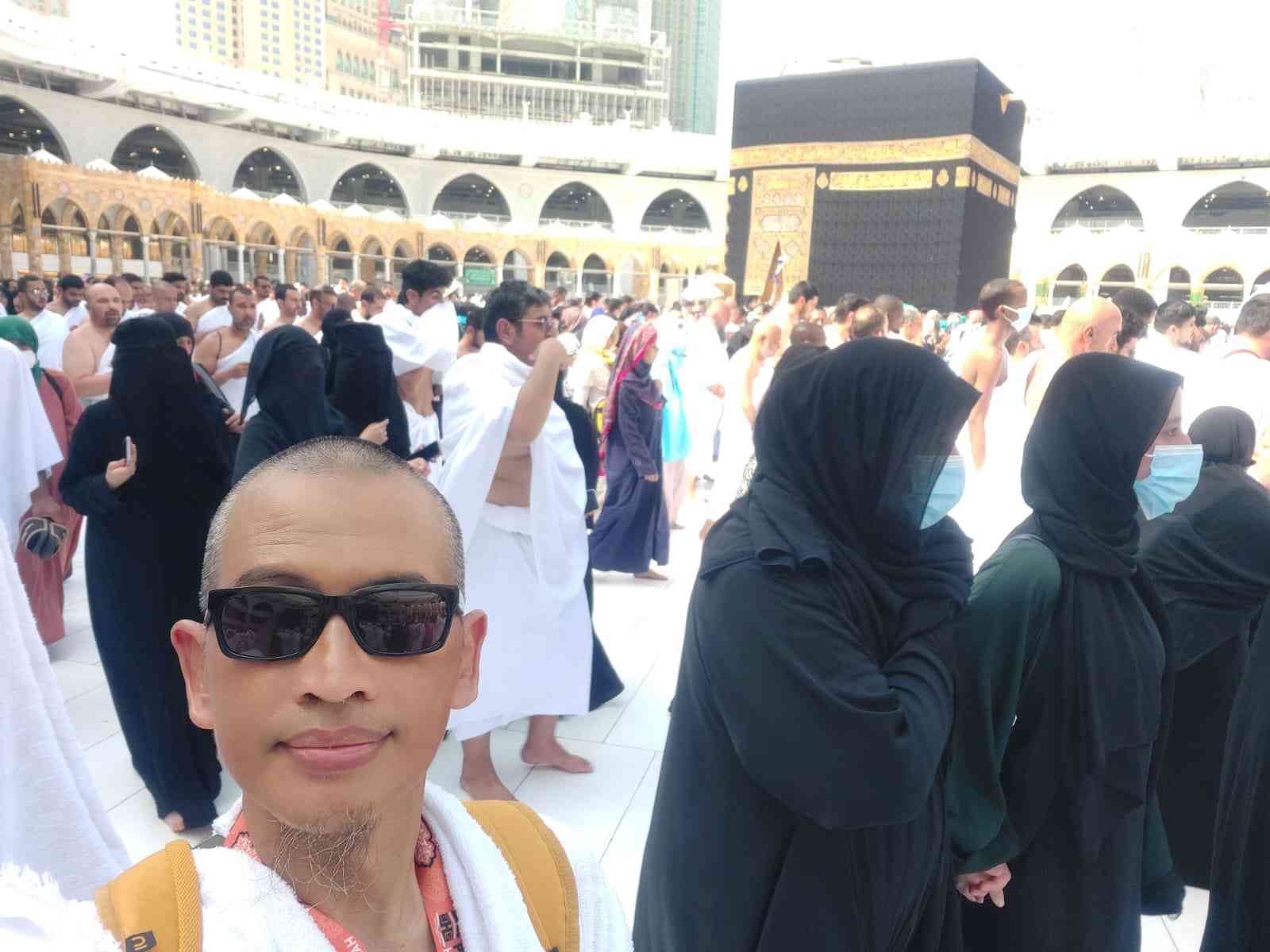 Thawaf di pelatarah Ka'bah sangat membahagiakan. Dokumen pribadi.