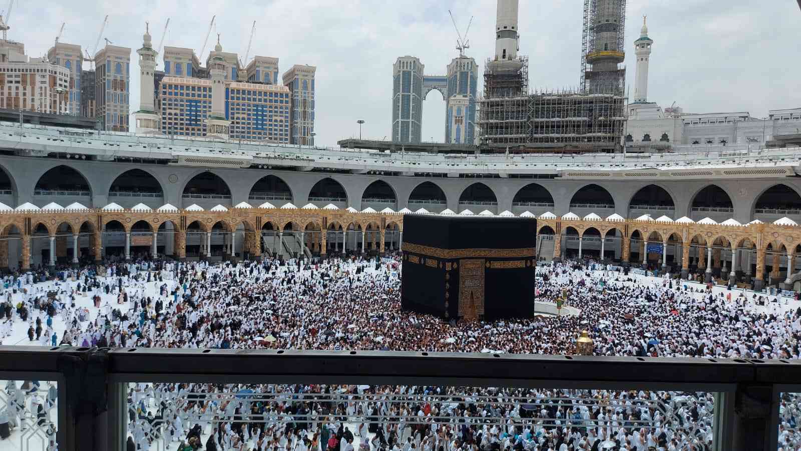 Tampak pintu Ka'bah dan Hajar Aswad. Dokumen pribadi.