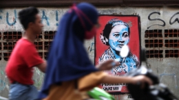 Poster Raden Ajeng Kartini menghiasi tembok rumah di Jalan Halim Perdana Kusuma, Kota Tangerang, Minggu (12/4/2020).| KOMPAS/HERU SRI KUMORO