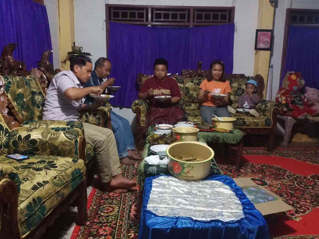 Menikmati sajian khas Lebaran. Sumber: dok. pribadi