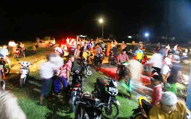 suasana setelah tarawih pertama di pulau Sebesi (Pic. Dok pribadi Endah Kurnia Wirawati)