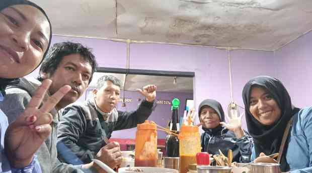 Menikmati Bakso&nbsp; Lotus bersama keluarga. foto : Irma Tri Handayani