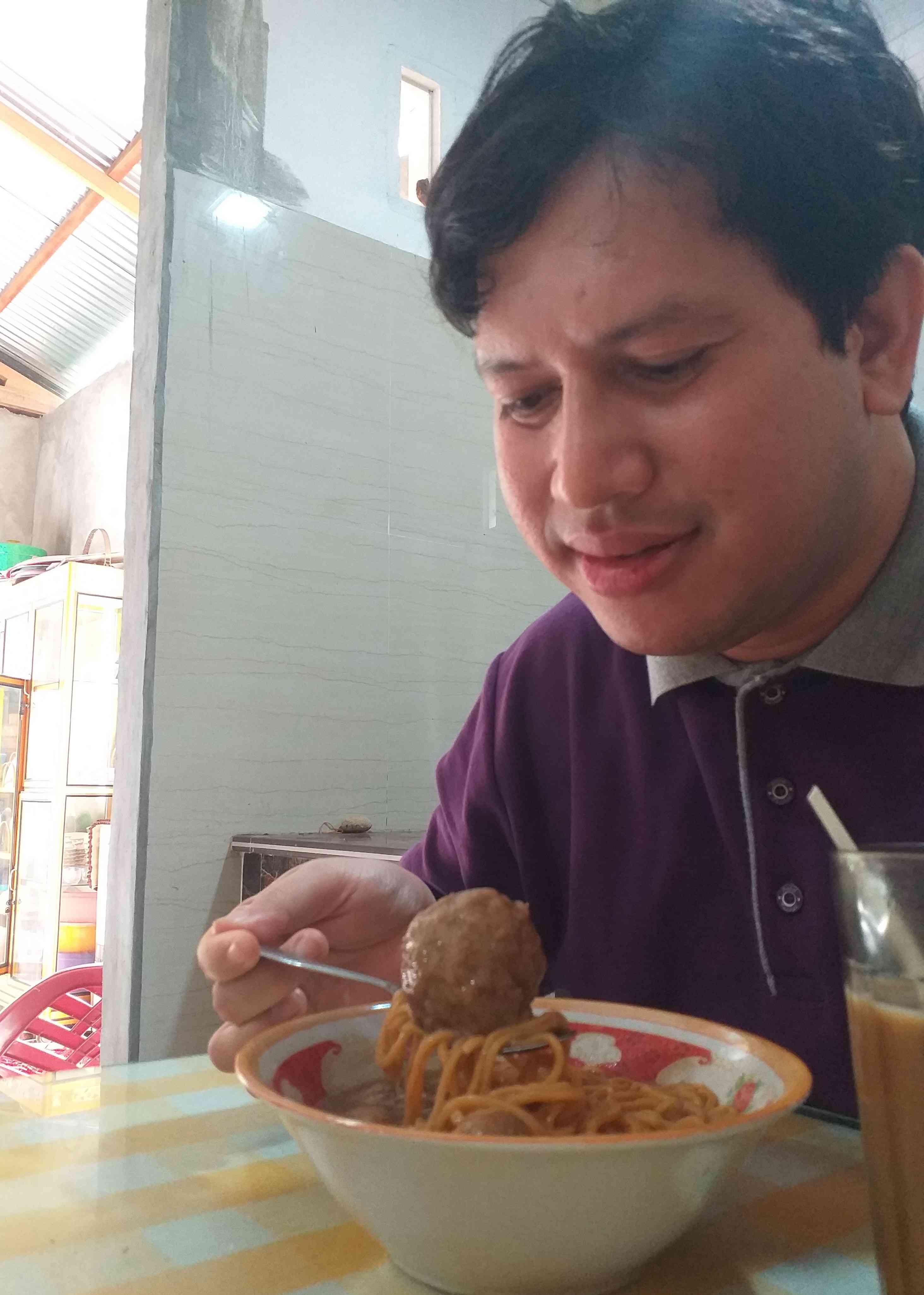 Image; ini bakso urat/gajahnya mau dilahap (dokumentasi pribadi)