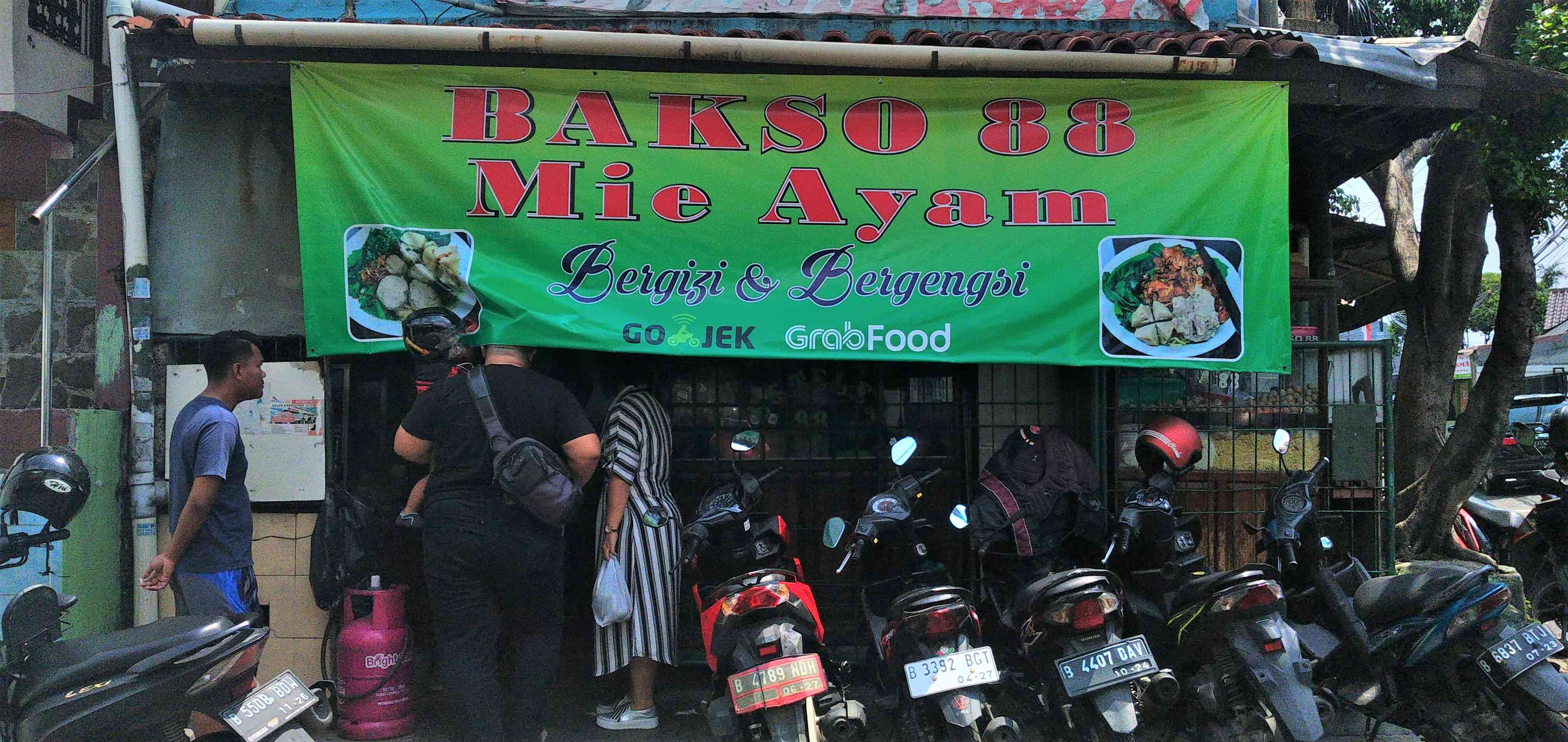 Warung bakso penuh penikmaty bakso di hari kedua lebaran, Minggu 23 APril 2022 (dok.windhu)