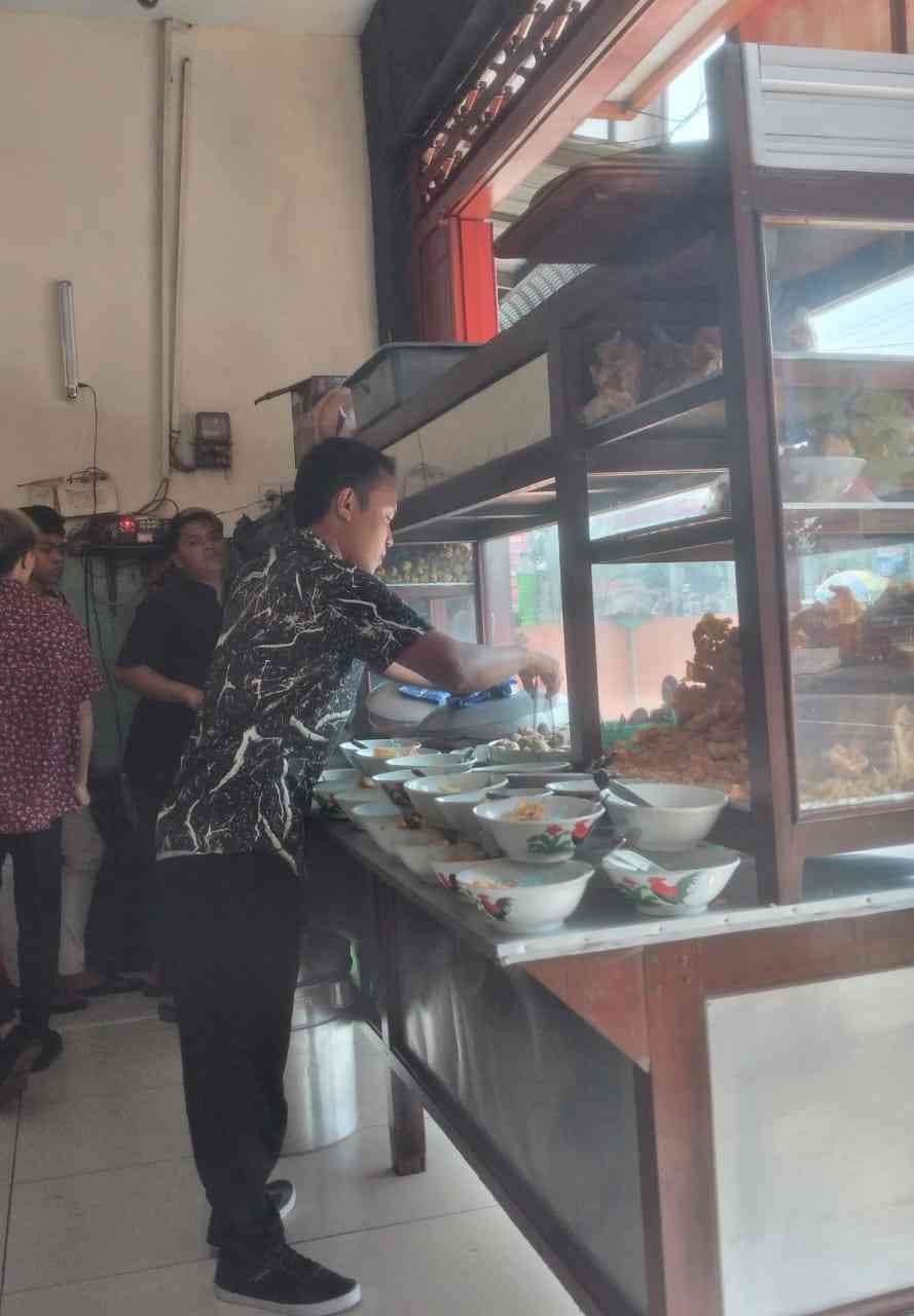 Pelayan sedang sibuk meracik Bakso Duro (dokumen pribadi)