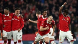 Selebrasi skuad Manchester United setelah menang 7-6 atas Brighton dalam drama adu penalti (Foto Skysports). 