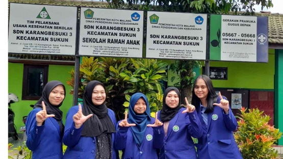 Dari kiri ke kanan: Muflikhana Fikriya Harfiyani, Nabilah Saniyah Azzahidah, Adinda Ade Khoirunnisa, Rachmalia, dan Risa Annisa. (dok. pribadi)