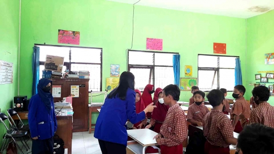 Ice breaking secara berkelompok agar siswa dan siswi tidak bosan. (dok. pribadi)