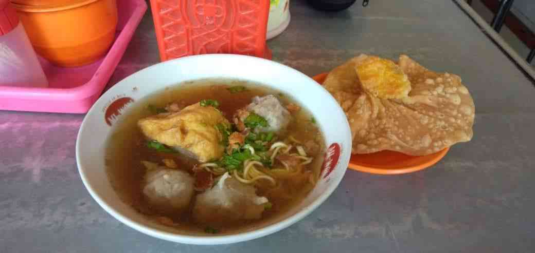 Bakso campur, ada tahu, siomay, dan gorengan. Dokpri 