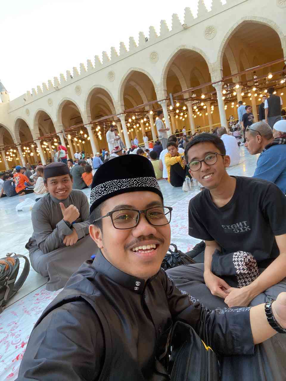 Suasana buka bersama jama'ah masjid 'Amru bin 'Ash