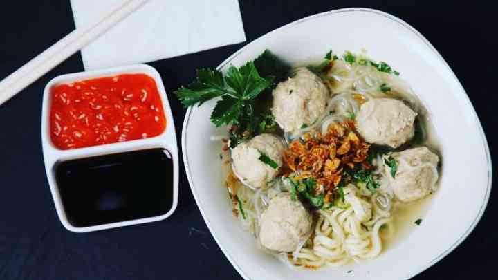 Bakso dan kecap,  seperti Kangkung dan Tauge pada Pelecing Kangkung Lombok. Tapi, saya mulai skip kecap. Cred. Shutterstock/Zulfikri Sasma